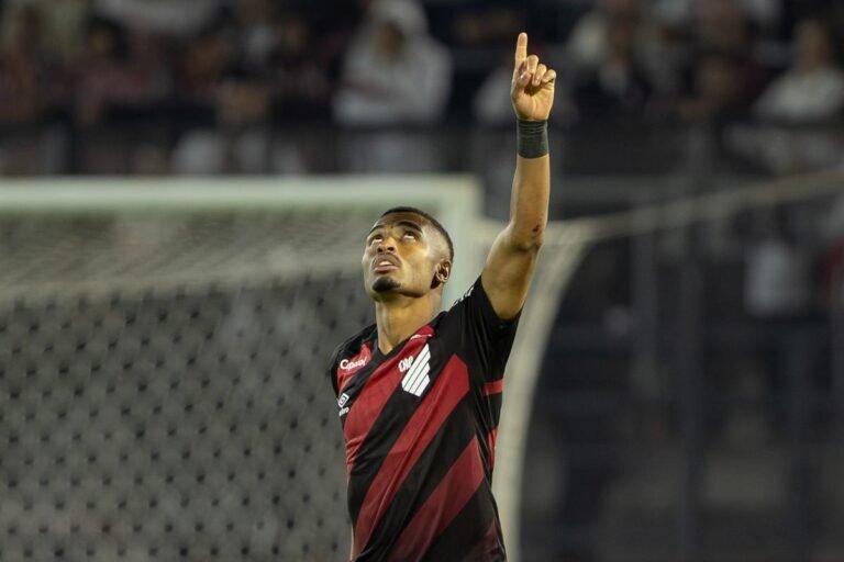 Leozinho celebra primeiros gols na Série A e relembra aposta no futebol após sucesso no futsal