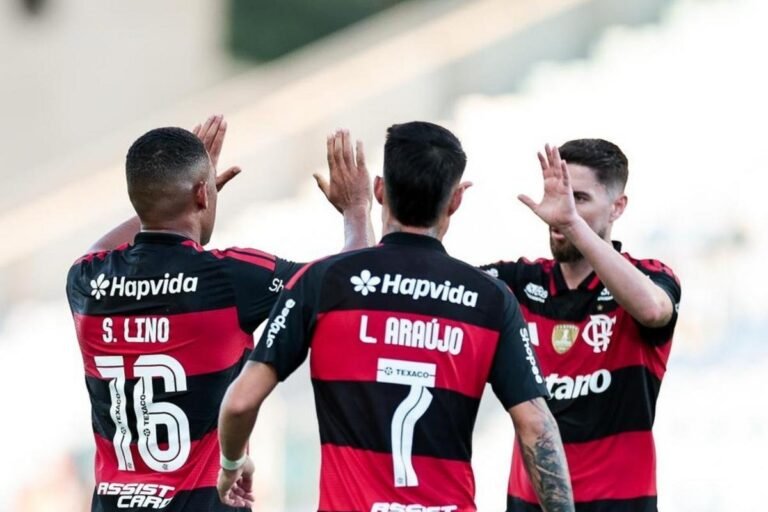 Players celebrate Lino's goal in Flamengo vs. River Plate — Photo: Gilvan de Souza/Flamengo