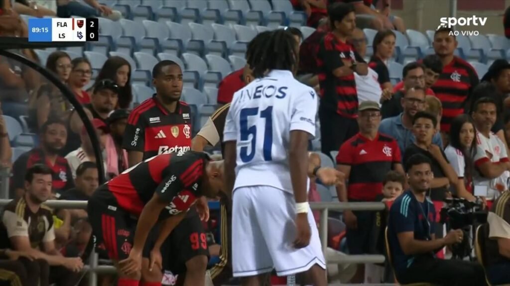 Lorran protagoniza cena inusitada e entra duas vezes em campo na vitória do Flamengo