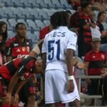 Lorran protagoniza cena inusitada e entra duas vezes em campo na vitória do Flamengo