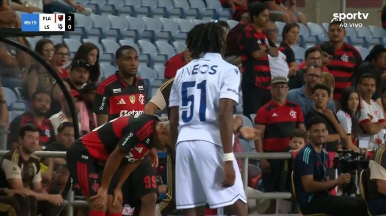 Lorran protagoniza cena inusitada e entra duas vezes em campo na vitória do Flamengo