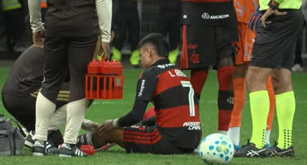 Luiz Araújo marca gol pelo Flamengo mas sai lesionado em amistoso contra Olimpia