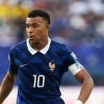 Mbappé on the field in France vs. Paraguay at the World Cup — Photo: Al Bello/Getty Images/AFP