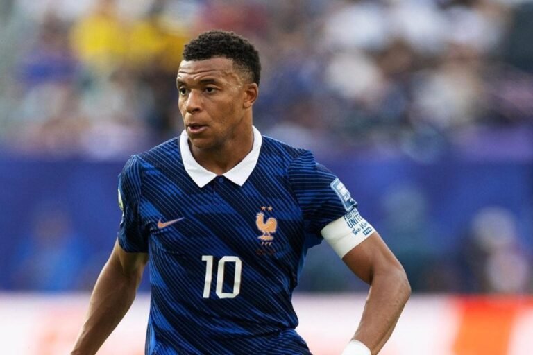 Mbappé on the field in France vs. Paraguay at the World Cup — Photo: Al Bello/Getty Images/AFP