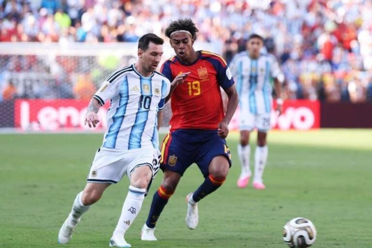 Lionel Messi on the field during the World Cup final. Credit: Carl Recine/Getty Images / Esporte News Mundo