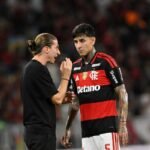 Filipe Luís in conversation with Pulgar during the match between Flamengo and Internacional. Credit: André Durão / ge