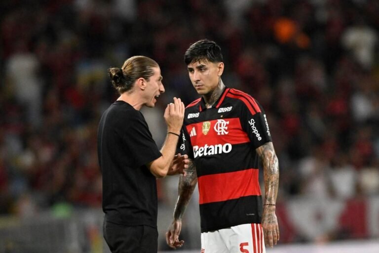 Filipe Luís in conversation with Pulgar during the match between Flamengo and Internacional. Credit: André Durão / ge