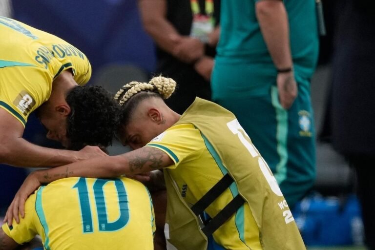 Neymar chora em despedida das Copas com Brasil após lesões e queda