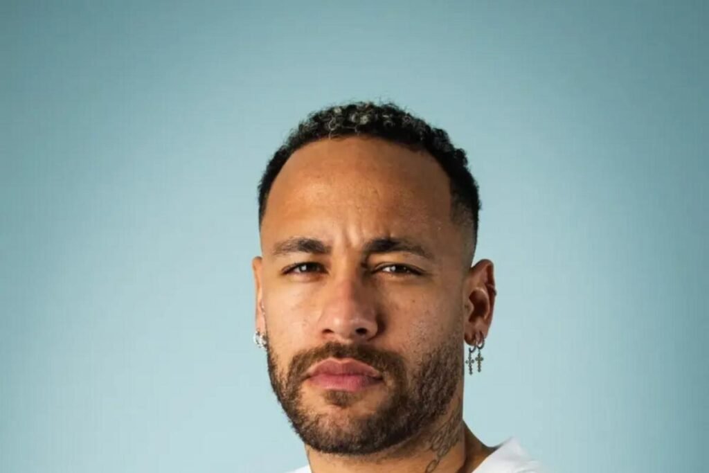 Neymar treina no CT Rei Pelé e deve reforçar Santos contra Chapecoense