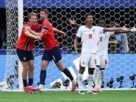 Bellingham and Saka protest Heggem's goal; referee disallows Norway's goal against England based on a new rule — Photo: Paul Childs/Reuters