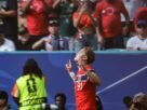Andreas Schjelderup celebrates his goal against England; the young player is at his peak in the World Cup under the shadow of legal troubles (Photo: Patricia de Melo Moreira / AFP)