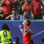 Andreas Schjelderup celebrates his goal against England; the young player is at his peak in the World Cup under the shadow of legal troubles (Photo: Patricia de Melo Moreira / AFP)
