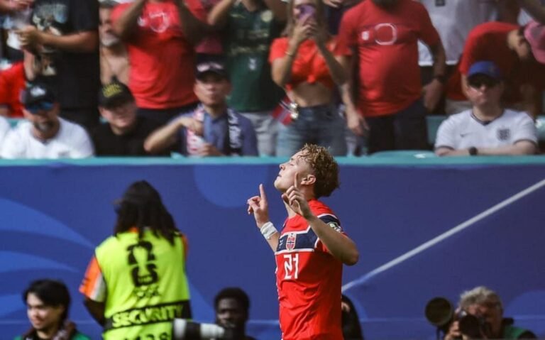 Andreas Schjelderup celebrates his goal against England; the young player is at his peak in the World Cup under the shadow of legal troubles (Photo: Patricia de Melo Moreira / AFP)
