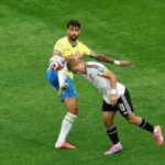 Paquetá duels for the ball with Japan's Doan — Photo: REUTERS/Pedro Nunes