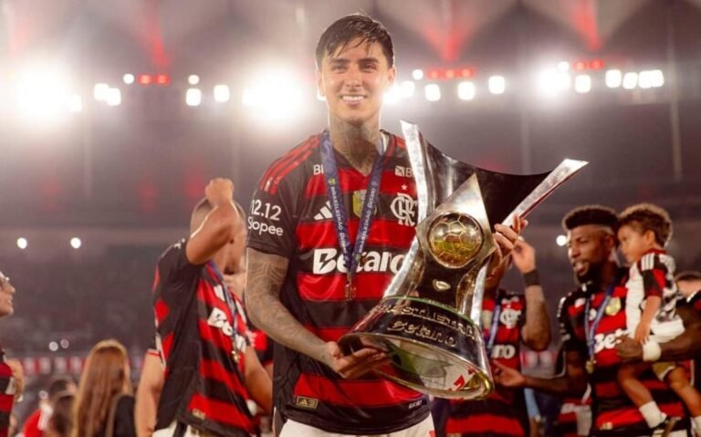 Pulgar with the Brazilian Serie A trophy won by Flamengo. Photo: Adriano Fontes/Flamengo