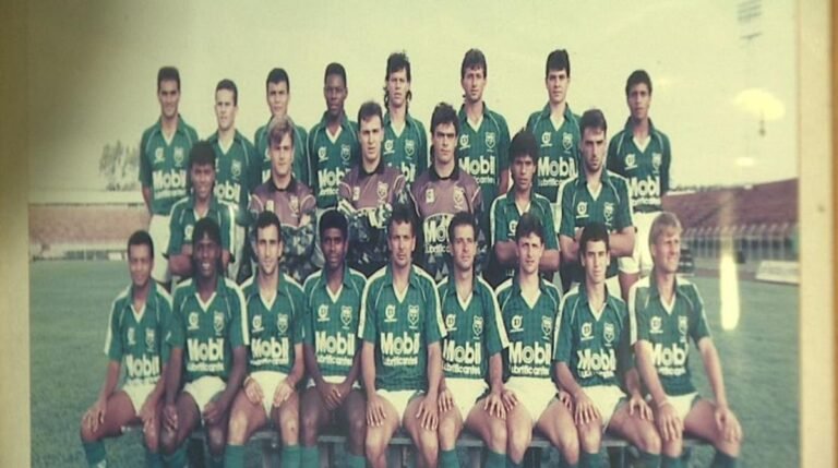Roberto Carlos (far right, first row, standing) at União São João — Photo: Marlon Tavoni/EPTV