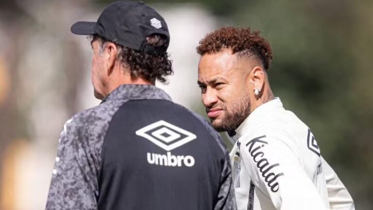 Cuca and Neymar during a Santos training session. Raul Baretta/Santos FC
