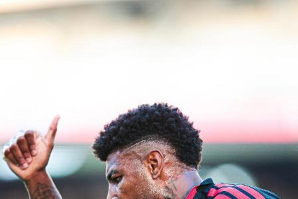 Saúde de Arrascaeta move Flamengo por '10'; venda de Royal exige substituto