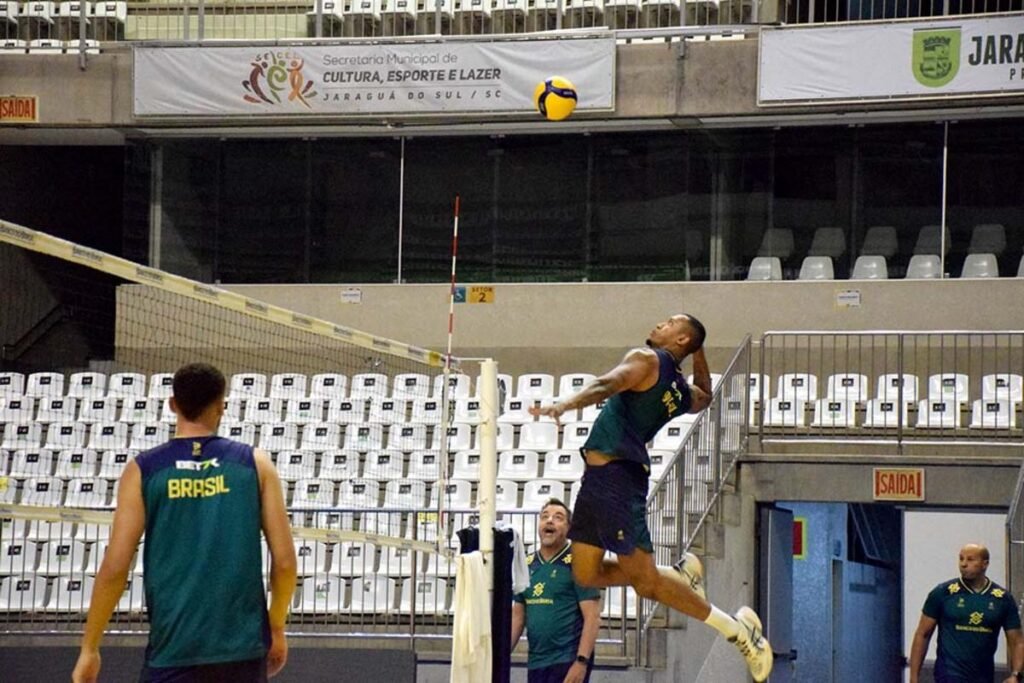 Seleção Brasileira masculina de vôlei inicia turnê em Santa Catarina com jogo em Jaraguá
