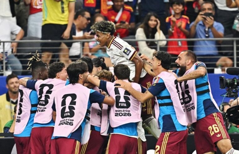 Spain players celebrate a goal in the semifinal against France — Photo: Reuters/Maria Lysaker