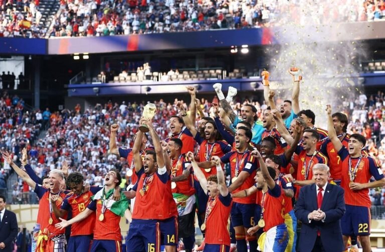Spain players celebrate World Cup title. REUTERS/Lee Smith
