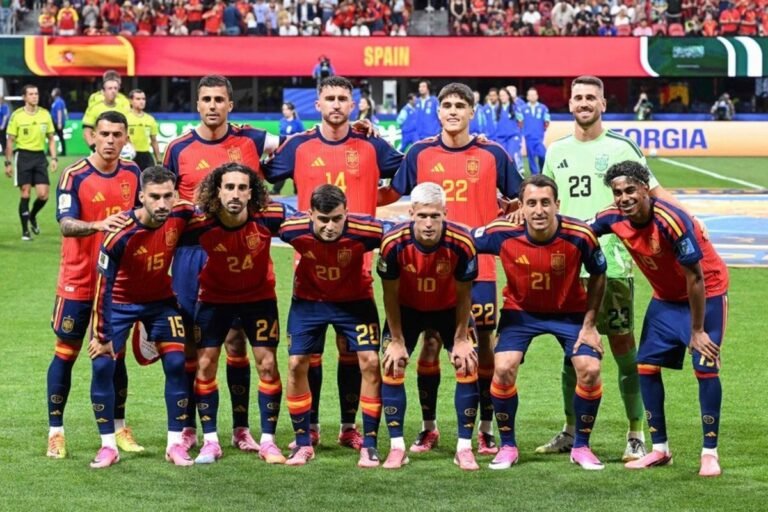 Spain's team at the World Cup — Photo: ROBERTO SCHMIDT / AFP
