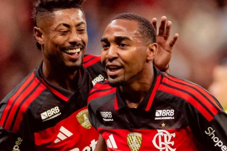 Lorran and Bruno Henrique celebrate during a Flamengo match against Olimpia. Photo: Adriano Fontes / Flamengo