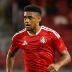 Internacional defender Victor Gabriel was sanctioned by the STJD after a violent tackle on Gabriel Pec. Credit: Reproduction / Itatiaia