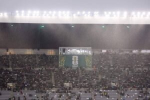 Fans at Estadio Azteca amid heavy rain in Mexico City this Tuesday (30). Credit: Rodrigo Oropeza/AFP