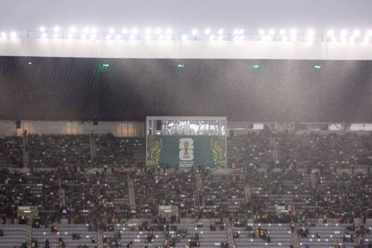 Fans at Estadio Azteca amid heavy rain in Mexico City this Tuesday (30). Credit: Rodrigo Oropeza/AFP