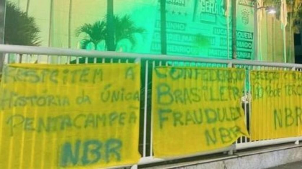 Torcida organizada protesta contra CBF no Rio após eliminação do Brasil na Copa