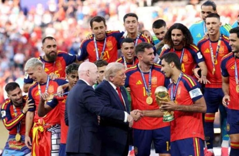 Trump presenting medal to Lionel Messi – Photo: Buda Mendes/Getty Images / Jogada10