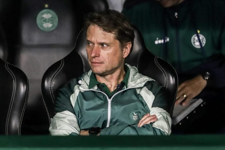 Vasco acerta com Fernando Seabra para substituir Renato Gaúcho