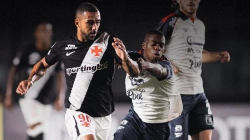 Vasco marca no fim, vence Medellín e garante vaga nas oitavas da Sul-Americana