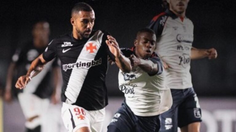 Vasco marca no fim, vence Medellín e garante vaga nas oitavas da Sul-Americana