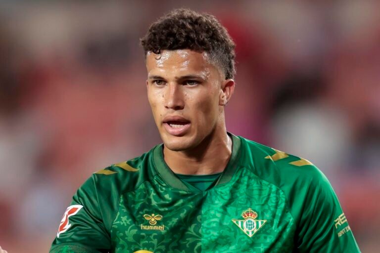 Vasco pressiona Betis por Deossa e mira contratação de Sosa