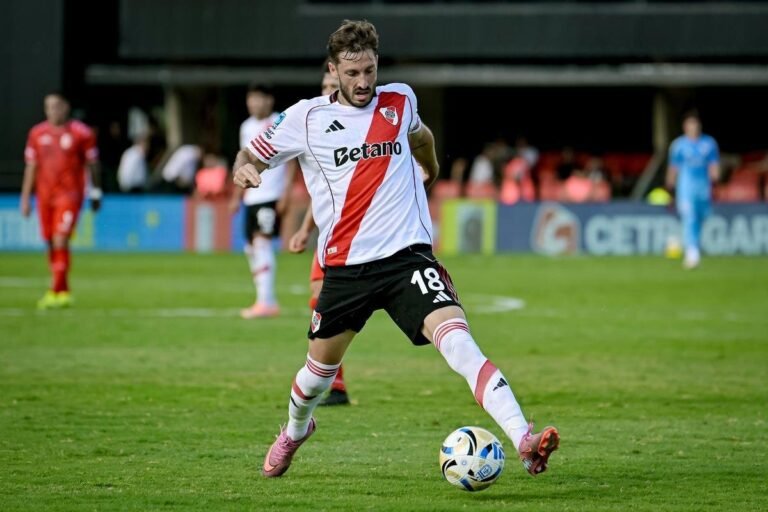 Viña in action for River Plate against Barracas Central. Photo: Marcelo Endelli/Getty Images