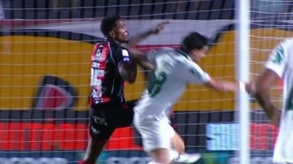 Vitória: Cacá leva cinco pontos no rosto após cotovelada de Maurício, do Palmeiras