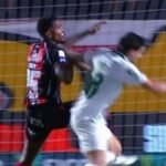 Vitória: Cacá leva cinco pontos no rosto após cotovelada de Maurício, do Palmeiras