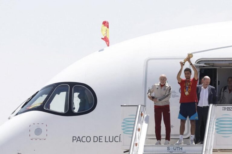 Spain's national team arrives in Madrid following their World Cup title — Photo: Oscar DEL POZO / AFP