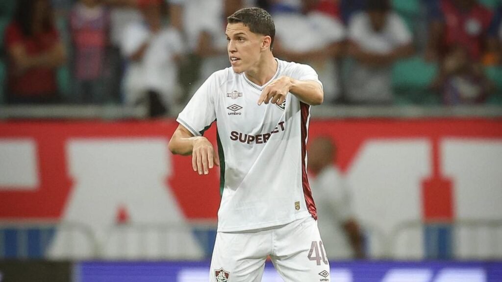 Zagueiro Davi Schuindt deixa Fluminense e assina com clube português AVS