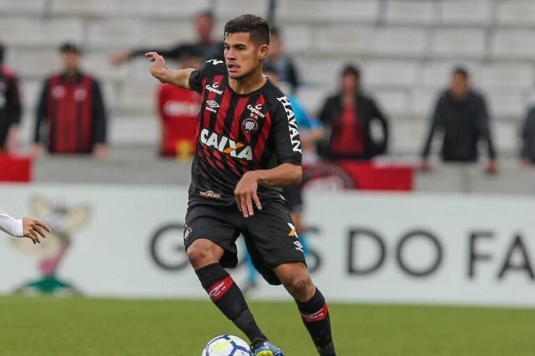 Bruno Guimarães wearing an Athletico Paranaense jersey (Credit: Franklin de Freitas)