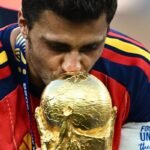 Rodri kisses the World Cup trophy after Spain vs. Argentina — Photo: Dylan Martinez/Reuters
