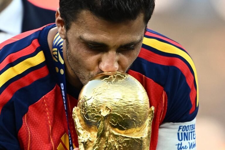 Rodri kisses the World Cup trophy after Spain vs. Argentina — Photo: Dylan Martinez/Reuters