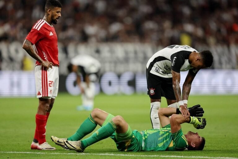 Internacional goalkeeper Sergio Rochet goes to the ground in a match against Corinthians; from now on, if the goalkeeper requests on-field medical attention, an outfield player from their team must remain off the field for one minute – Jorge Silva – Apr. 5, 2026/Reuters