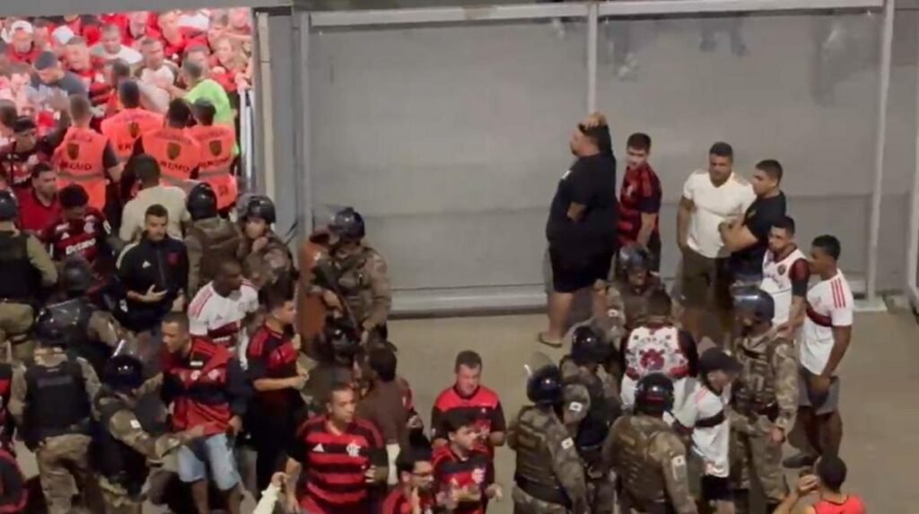 Confusão com torcedores do Flamengo e polícia antes de jogo no Mineirão