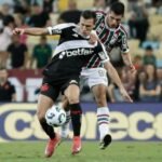 Lucas Piton is marked by Serna in a match between Vasco and Fluminense in the 2025 Brazilian Championship. Photo: Matheus Lima/Vasco.