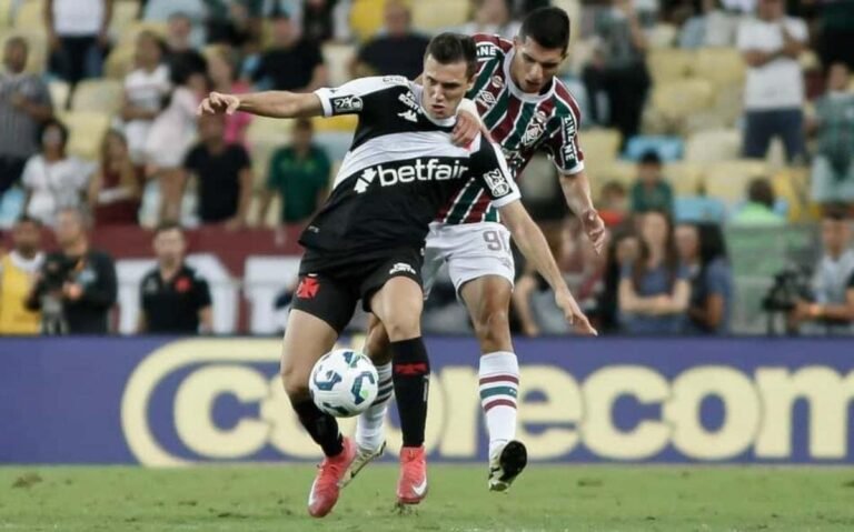 Lucas Piton is marked by Serna in a match between Vasco and Fluminense in the 2025 Brazilian Championship. Photo: Matheus Lima/Vasco.