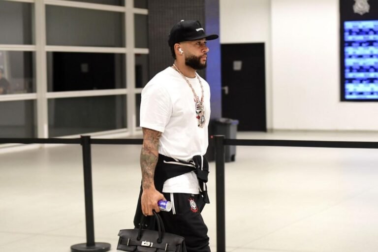 Memphis Depay before Corinthians vs. Atlético-MG — Photo: Marcos Ribolli