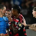 Flamengo critica arbitragem e cita Palmeiras em nota oficial sobre VAR
